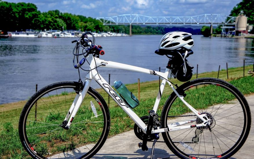 Picture of a bicycle in front of the Mississippi River.