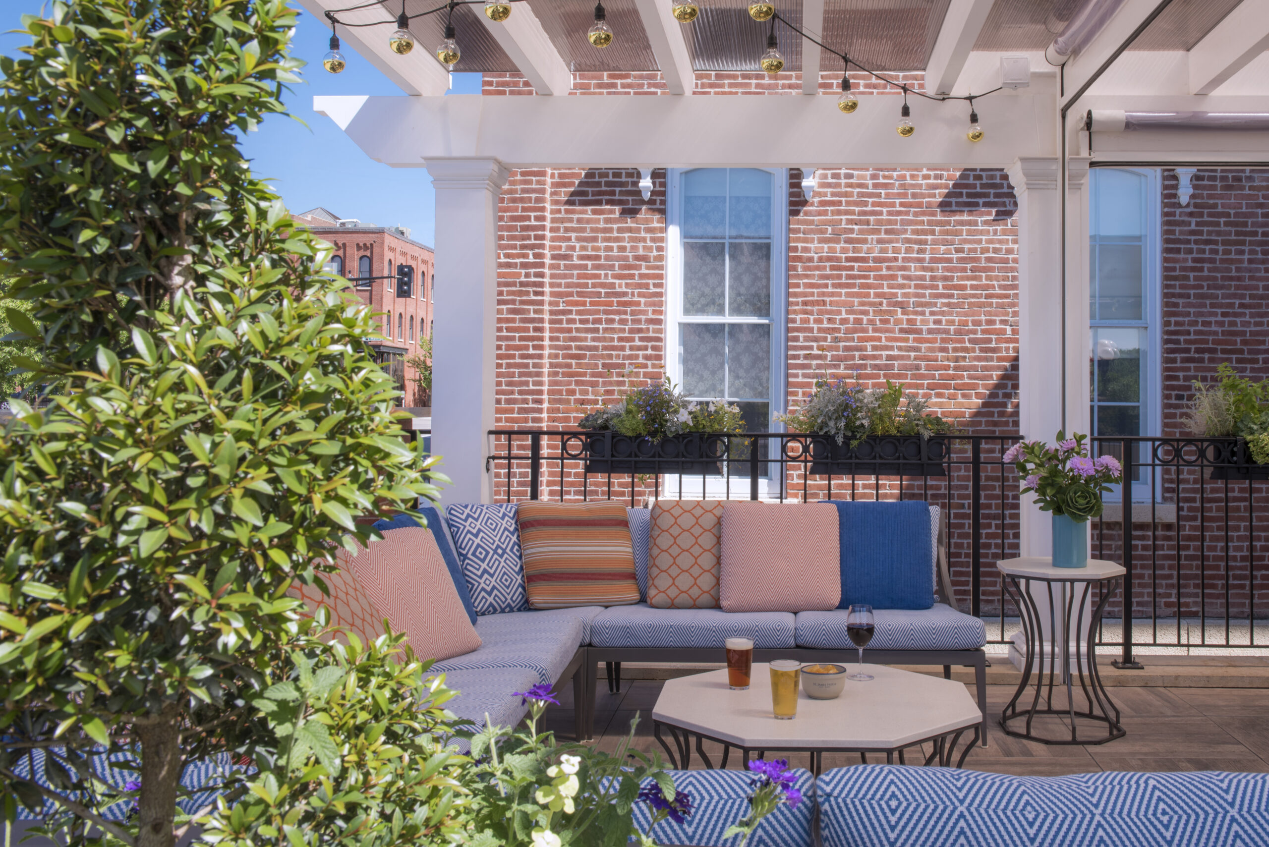 lounge, outdoor dining